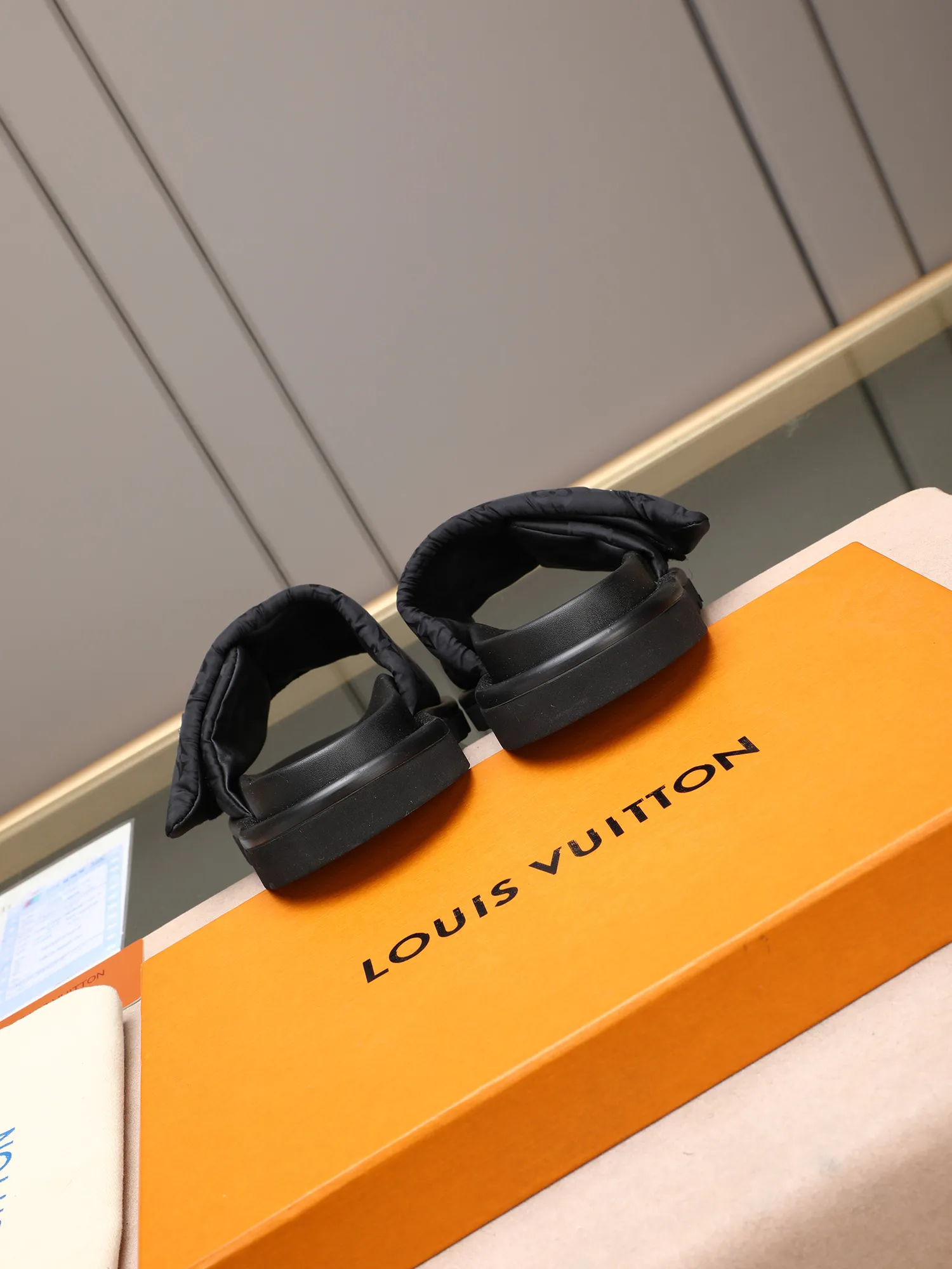 PP360 [LOUIS VUITTON] Louis Vuitton, LV printing, men's and women's slippers are on the market. The drawer box packaging comes with a cloth bag and a card. The upper pattern looks very soft and waxy, and it is a super versatile leg slimming tool. Fabric: imported denim/canvas/old fabric, LV hardware LOGO, official website pattern printing, comfortable to wear, feet: high-elastic PU water table. Sole: foam sole, heel height: about 5cm. Code number: 35-46, 35, 45, 46 are custom-made and non-returnable. Color: multiple colors and styles available.